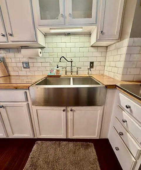 Stainless farmhouse sink.