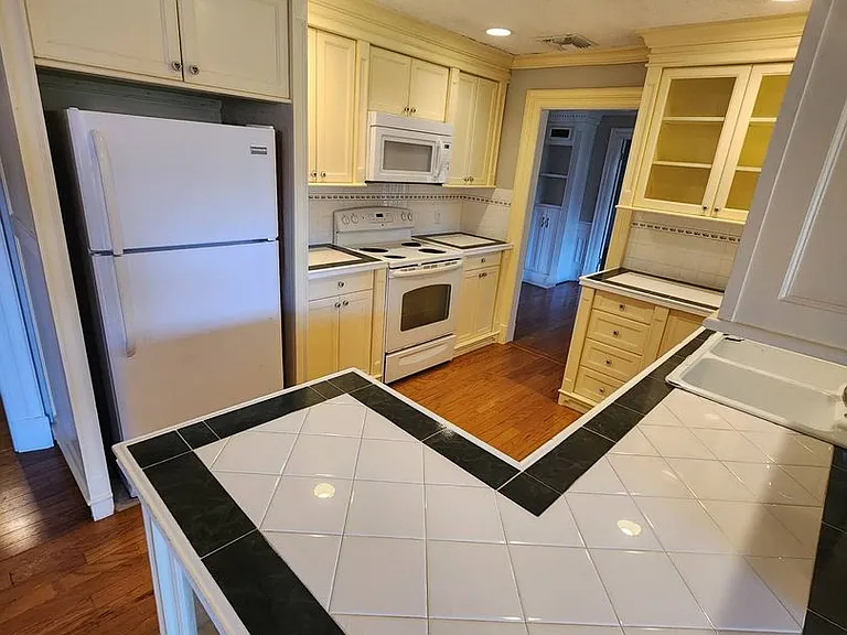 549 Burlington Ave NE — Photo 17