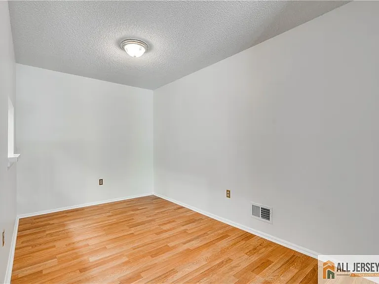 35 Brighton Way — Photo 4