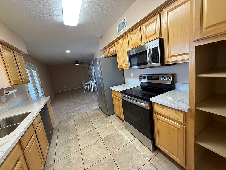1324 W 12th St — Photo 31