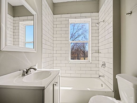 3rd image of 3833 1/2 Parker St #2