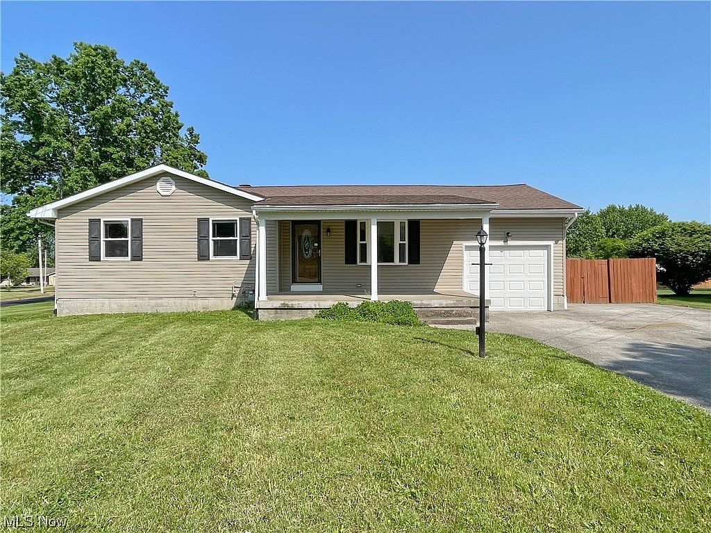 2247 Sprucewood Dr, Austintown, OH 44515 | Zillow