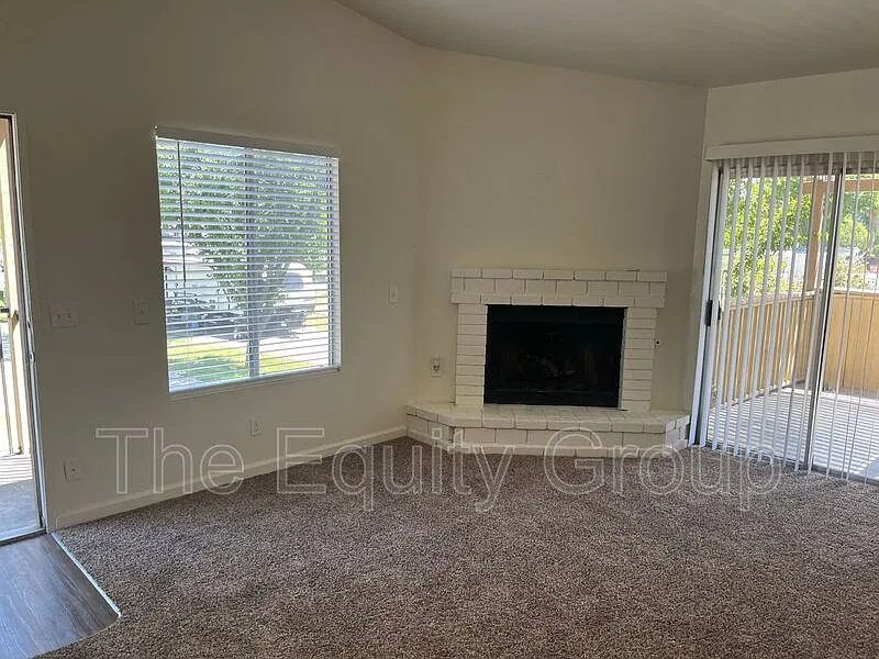 2 bed, 1.0 bath, 877 sqft, $1,340 — Photo 3