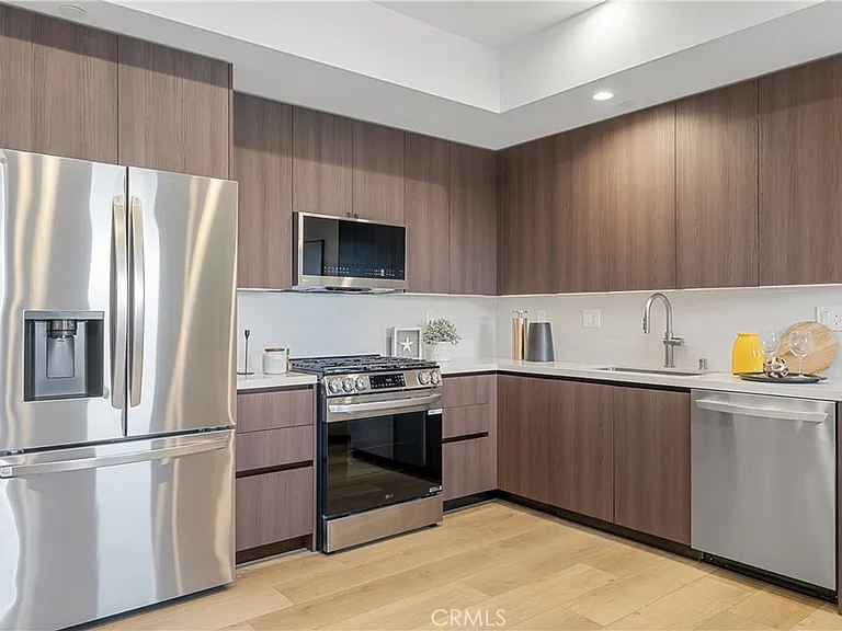 150 S Oak Knoll Ave #105 — Photo 8