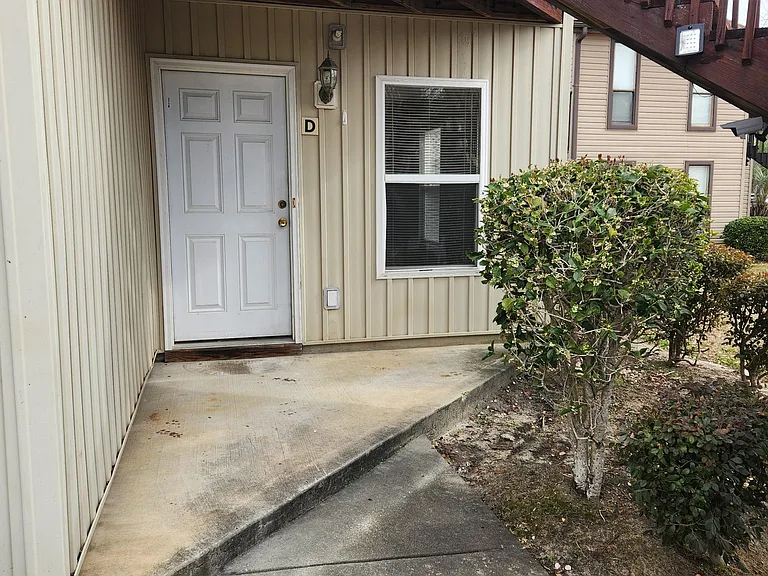 409 Tree Top Ct #D — Photo 3