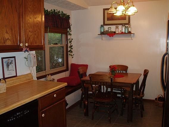 Cozy breakfast nook with fabulous window seat which overlooks the garden!