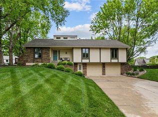 718 NE Chestnut Ct, Lees Summit, MO 64086