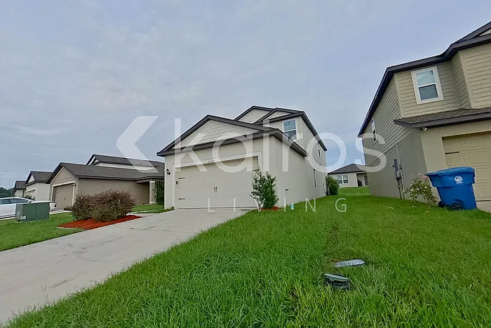 5 bed, 3.5 bath, 2268 sqft, $2,395 — Photo 2