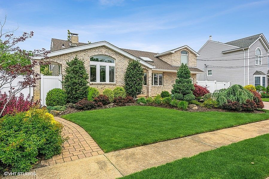 1st image of 44 Leonard Dr