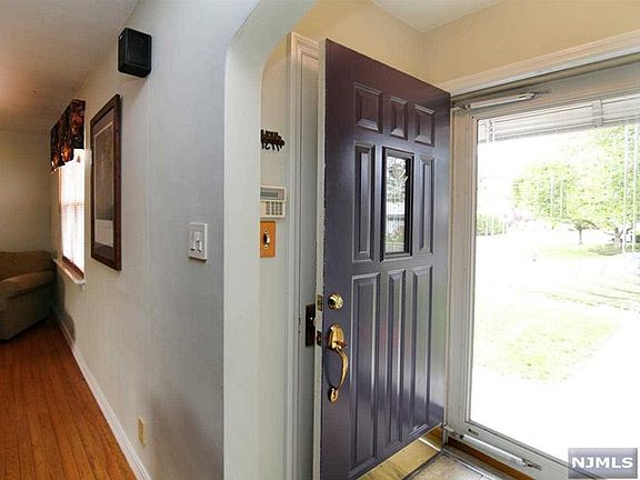 4th image of 242 Linden Pl