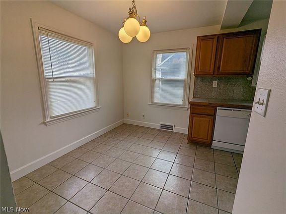 4th image of 912 Clinton Ave