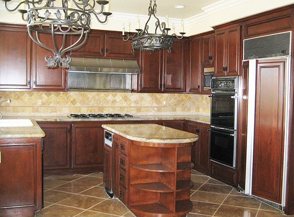 Kitchen w/center island