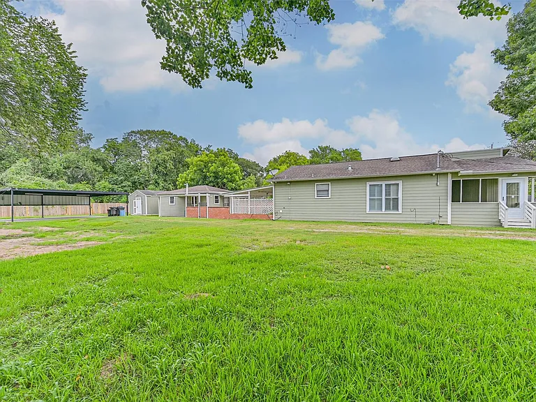 5220 Krueger Dr — Photo 1