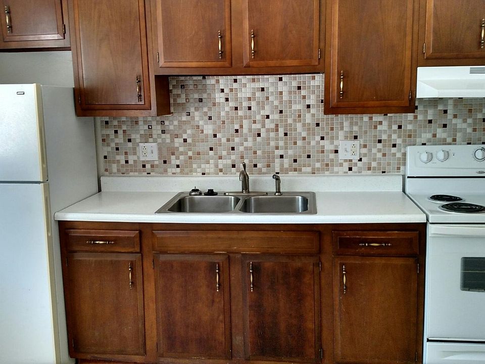 2nd image of 1010 E Illinois St