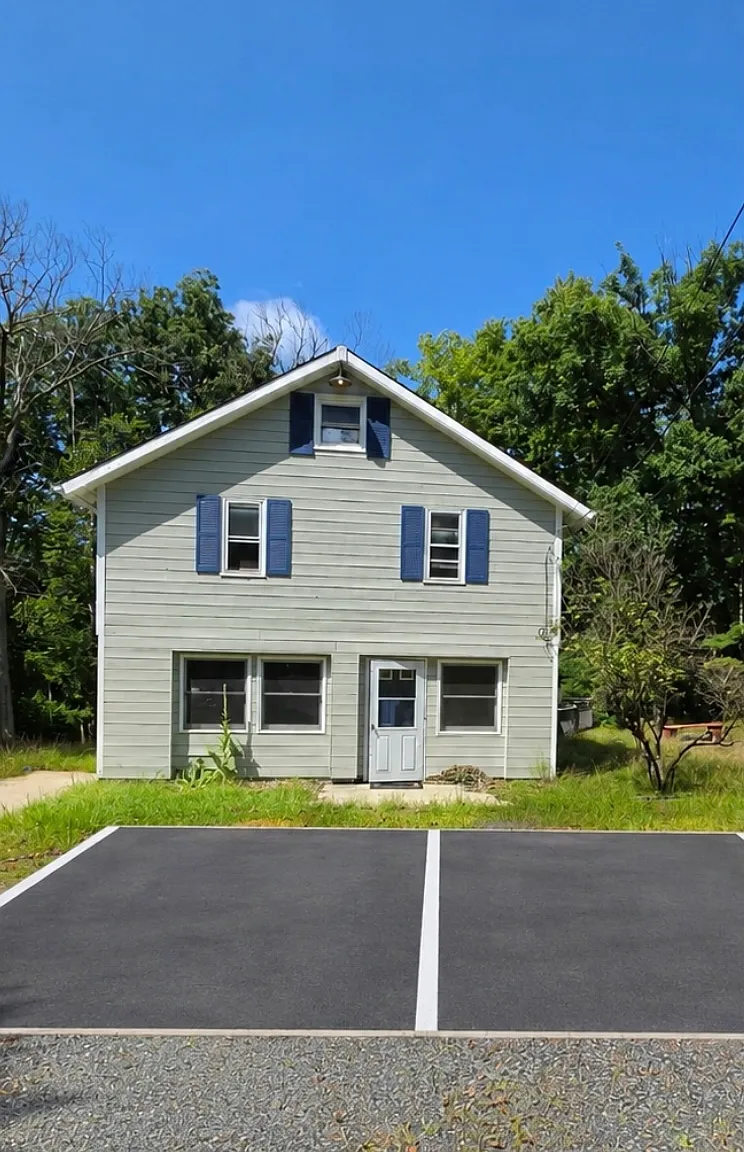 4 bed, 1.5 bath, 2160 sqft, $2,500 — Photo 1