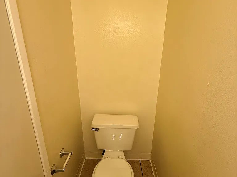 Downstairs 1/2 bathroom