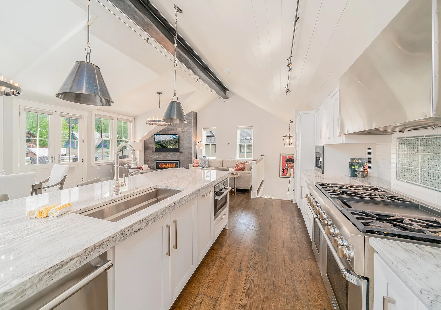 Holly House | Private Cabin + Hot Tub - 5Bd, 5.5Ba, Sleeps 12 — Photo 3