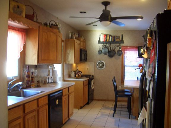 MODERN EAT IN KITCHEN