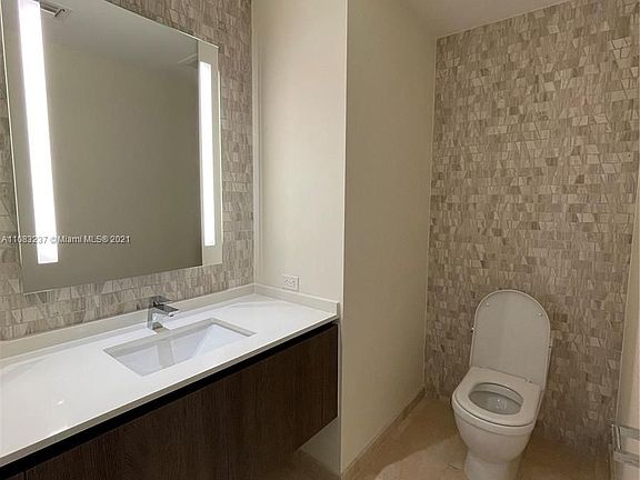 4th image of 68 SE 6th St #909