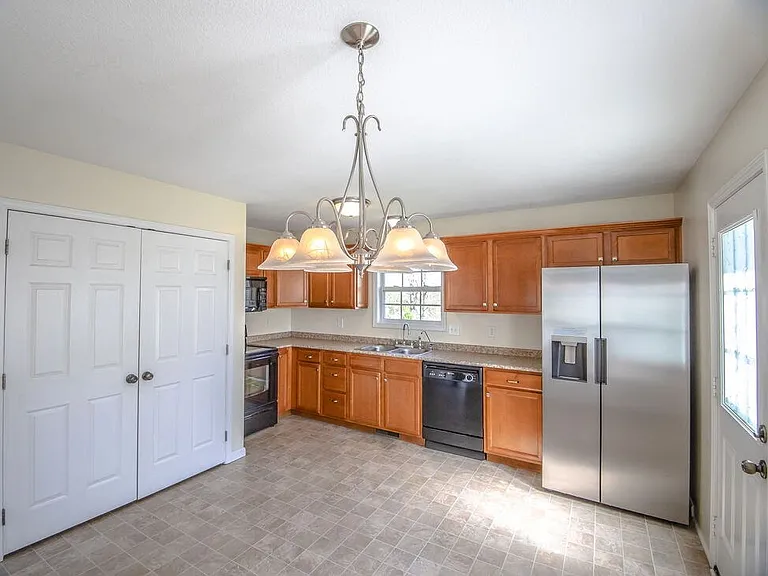 955 Russet Dr — Photo 8