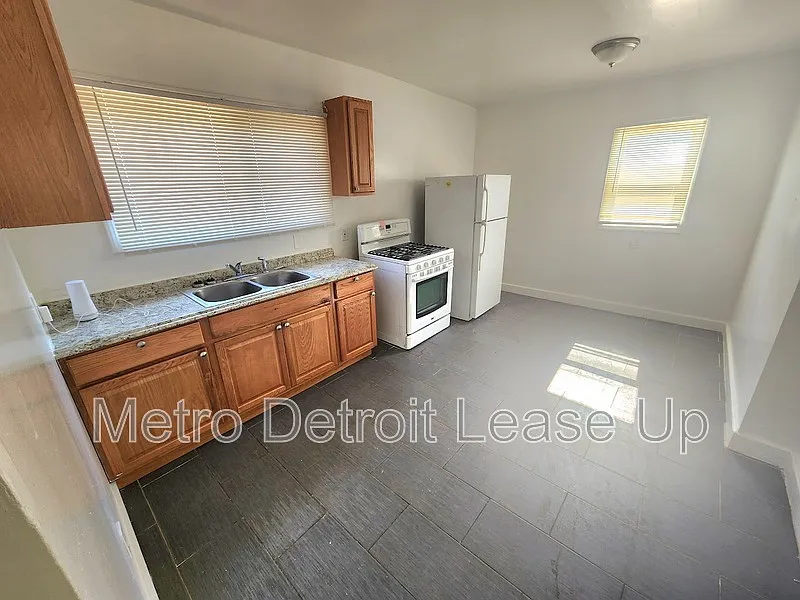 3 bed, 1.0 bath, $1,300 — Photo 4