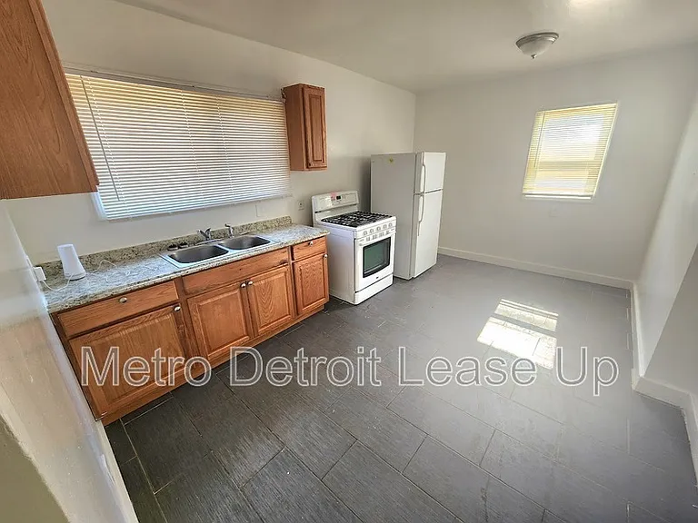 3651 Buckingham Ave — Photo 4