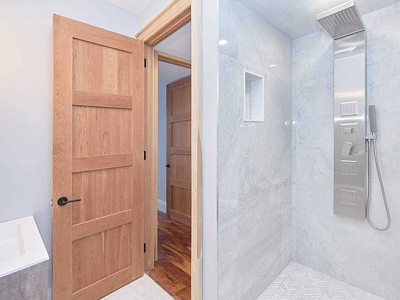 4th image of 253 Cedarvale Ave