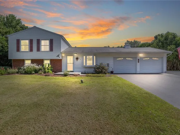 202 Resseguie Dr, Syracuse, NY 13209