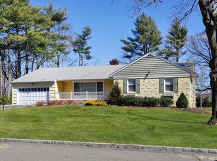 19 Beechwood Rd, East Hills, NY 11576