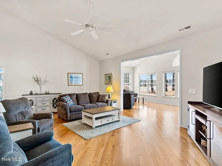 7401 Hermitage Ln — Photo 11
