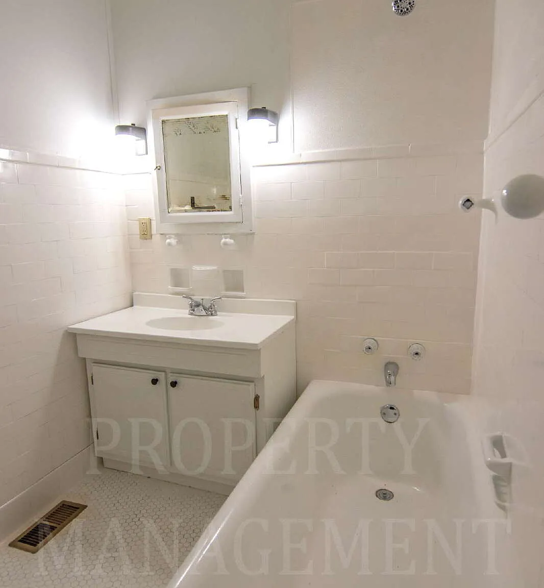 3 bed, 2.0 bath, 1937 sqft, $1,600 — Photo 4