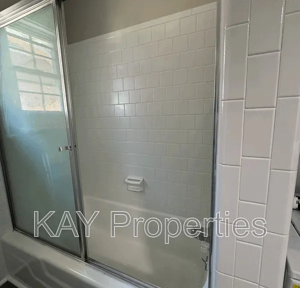 1200 E Holly St — Photo 9