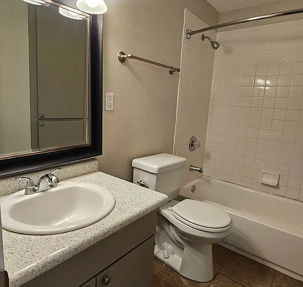 Colonial Terrace — Photo 10