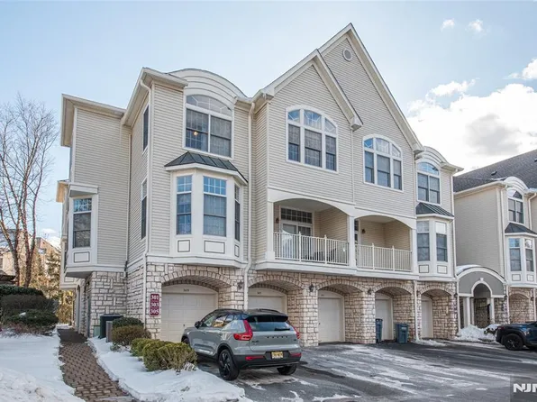 301 Kensington Ln #195, Livingston, NJ 07039