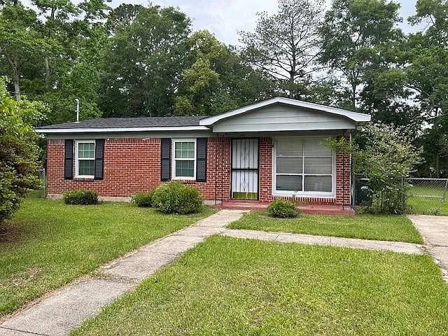3 bed, 1.0 bath, 864 sqft, $1,200 — Photo 1