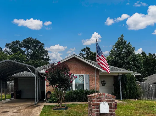 1107 Woodlands Park Dr, Lindale, TX 75771