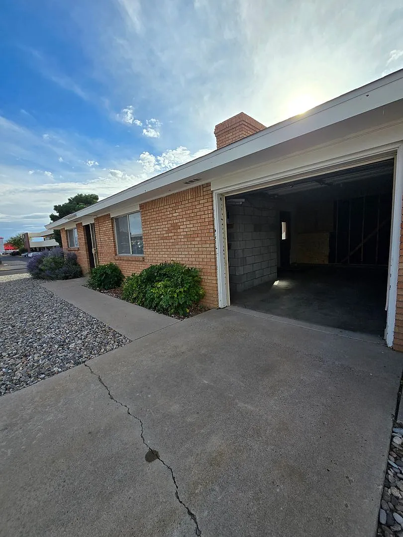 Coming Soon- 2 Bed, 1 Ba With Garage And Yard — Photo 3