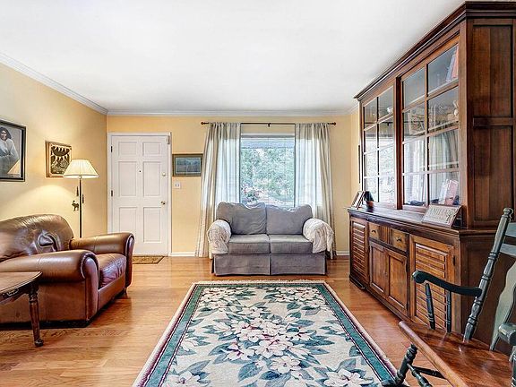 5th image of 769 Rebecca Ave