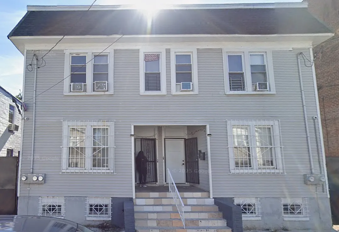 4 bed, $2,850 — Photo 1