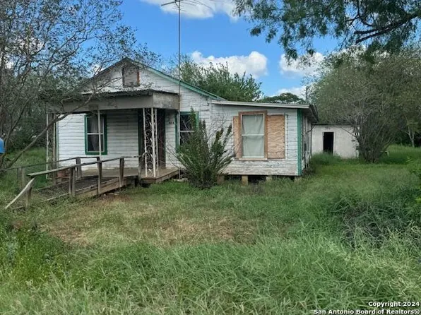 1805 McDowell Ave, Jourdanton, TX 78026