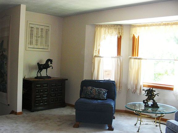 Living w/bay window to front