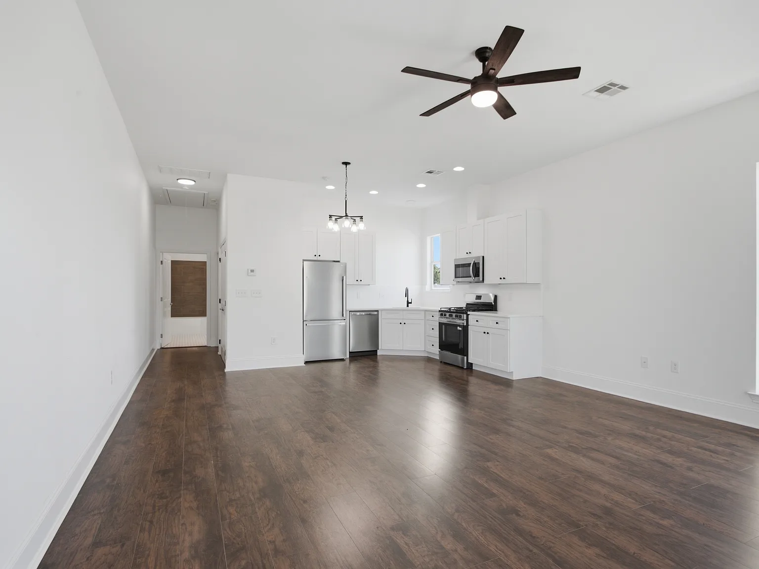 1 bed, 1100 sqft, $1,375 — Photo 4