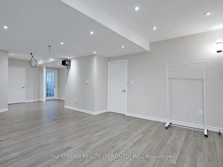 73 Serano Cres — Photo 34