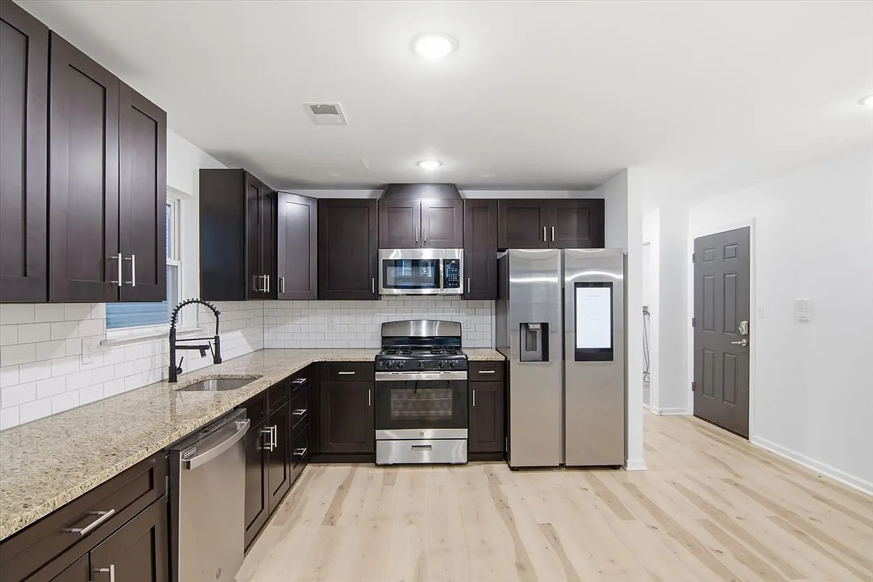 3 bed, 1300 sqft, $3,000 — Photo 2
