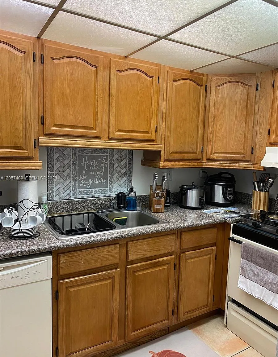 Samari Lake East Condo — Photo 3