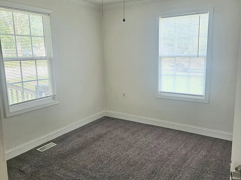 1411 Irwin Ave — Photo 4