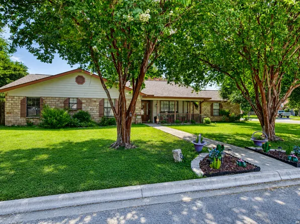 841 Sunnyvale Pl, Uvalde, TX 78801