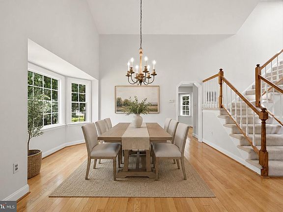 3rd image of 6413 Bromfield Trce