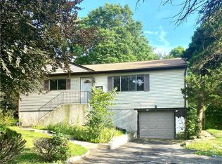 4 Sidney Dr, Nanuet, NY 10954