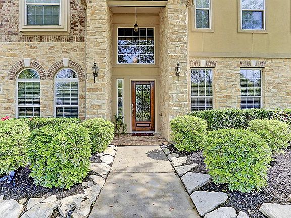 Beautiful landscaping as you walk up to the front door.